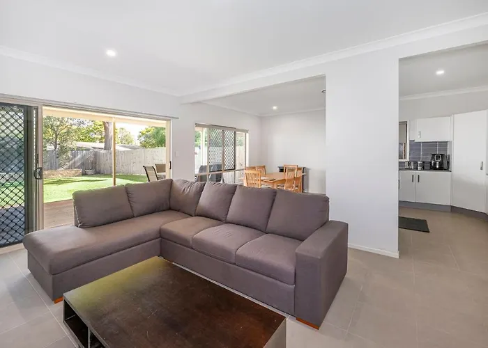 Large House 7 Mins From Airport