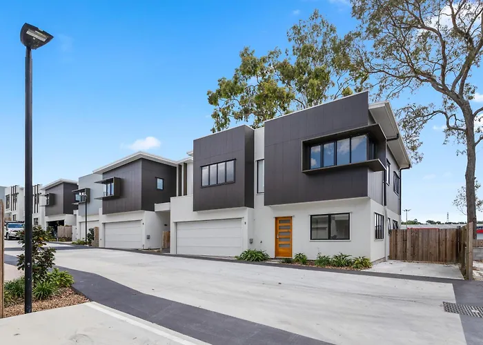 CASSA AURA PLACE - Modern 4BR Homes